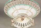 Charles Pillivuyt & Cie (1818),  - Grande fruteira de porcelana francesa branca, detalhes na cor verde com frisos dourados e monograma, galeria vazada com hastes "entrelaçadas". Pequeno