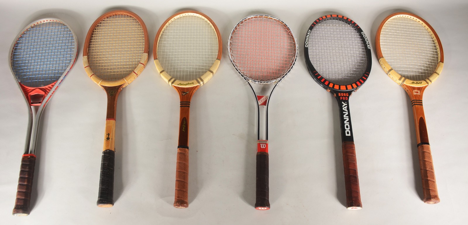 Conjunto com 6 antigas raquetes de tenis em diversos modelos. - foto 1 de 9