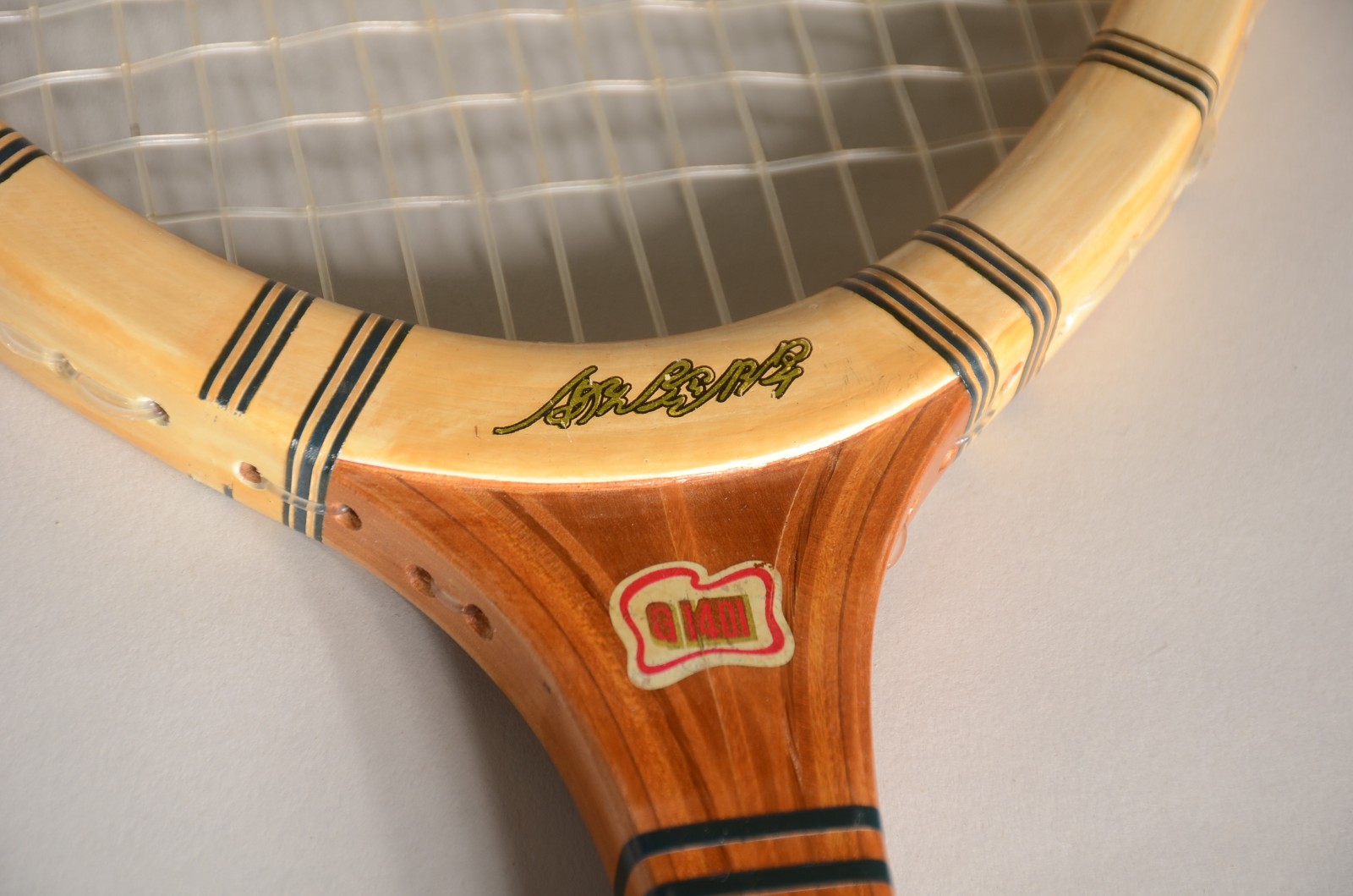 Conjunto com 6 antigas raquetes de tenis em diversos modelos. - foto 2 de 9