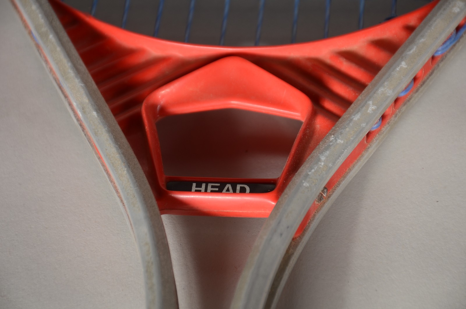 Conjunto com 6 antigas raquetes de tenis em diversos modelos. - foto 7 de 9