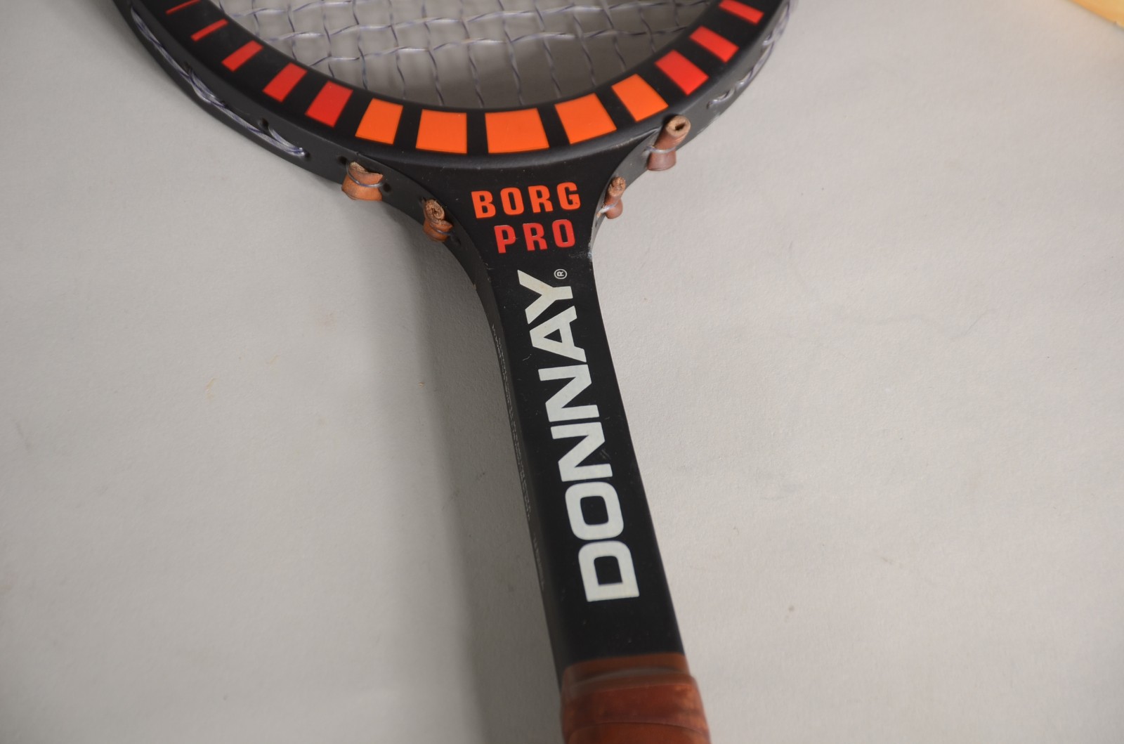 Conjunto com 6 antigas raquetes de tenis em diversos modelos. - foto 8 de 9