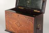 Mappin & Webb (1775),  - Escrivaninha inglesa de viagem em madeira nobre com marqueterie, tampo e frente articulados, parte interna com escaninhos e tampo de couro pirogravado