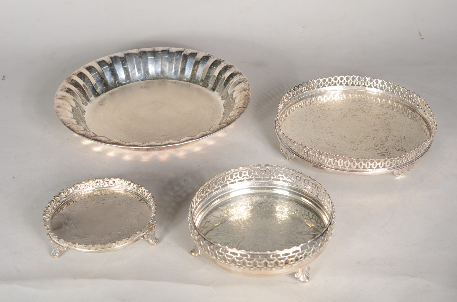 Diversas peças de metal prateado, sendo: floreira, 5 salvas, porta... - foto 2 de 10