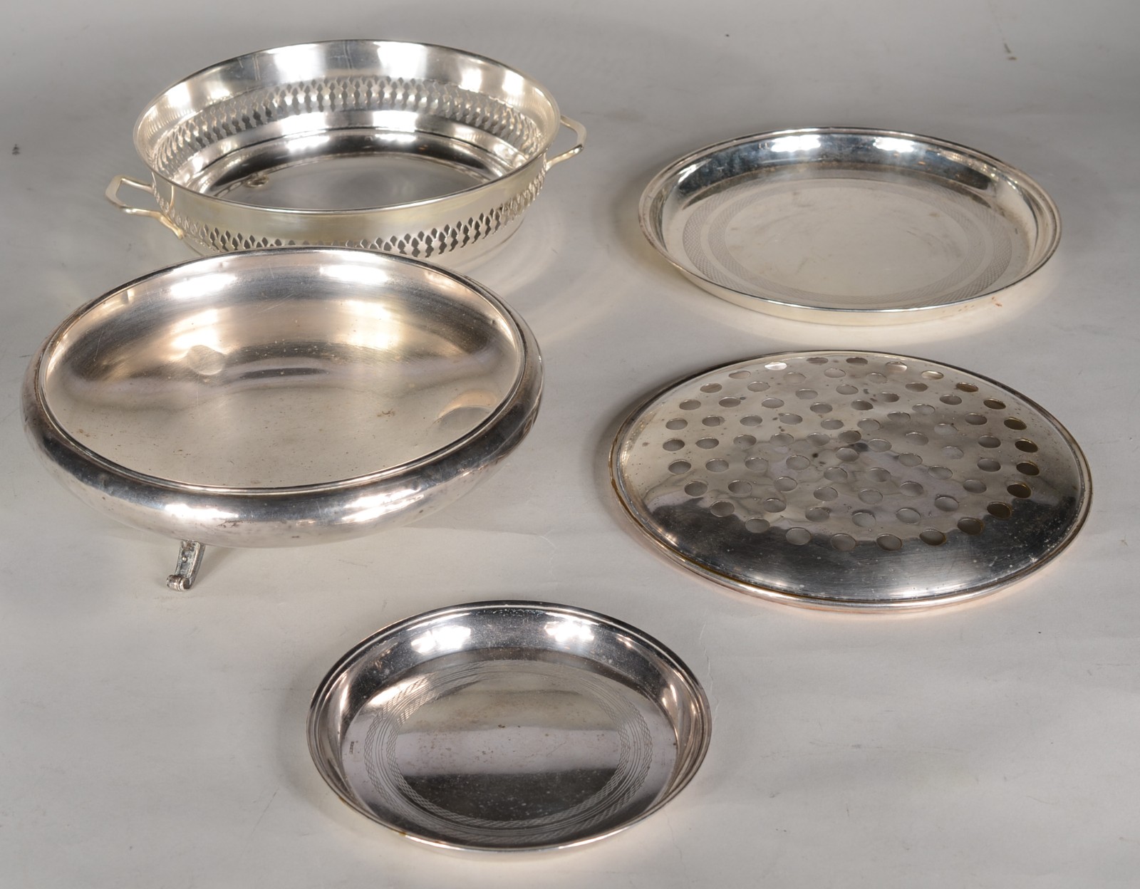 Diversas peças de metal prateado, sendo: floreira, 5 salvas, porta... - foto 5 de 10
