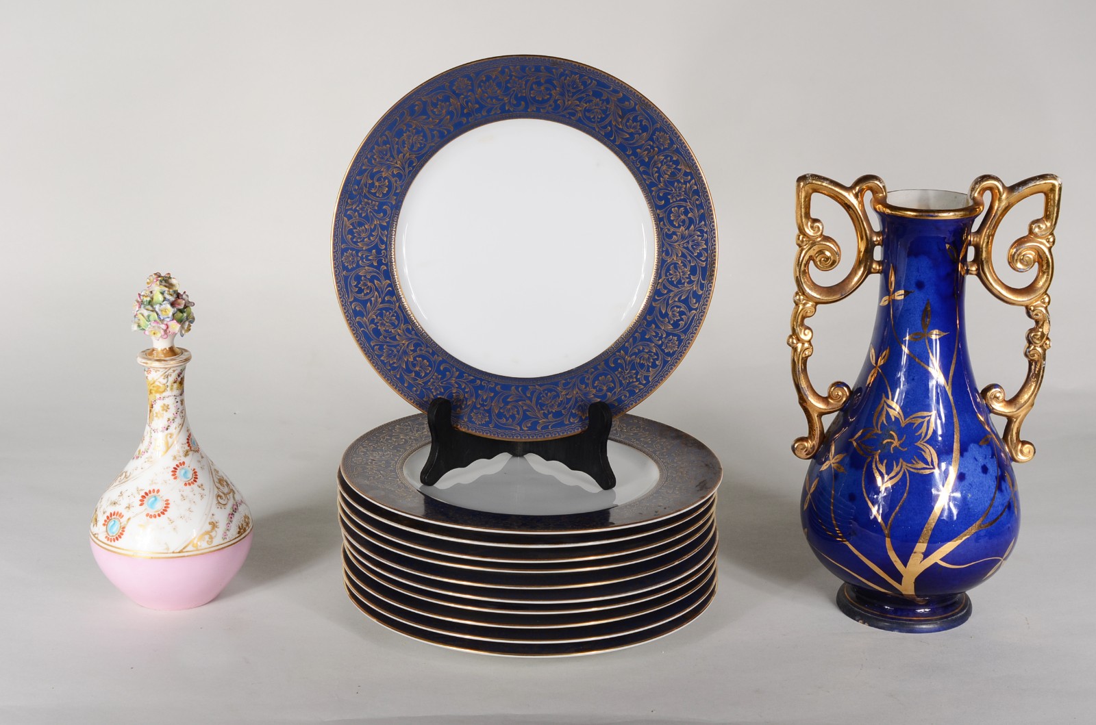 Diversas peças, sendo: 11 pratos de porcelana Sango borda com tarja... - foto 1 de 11