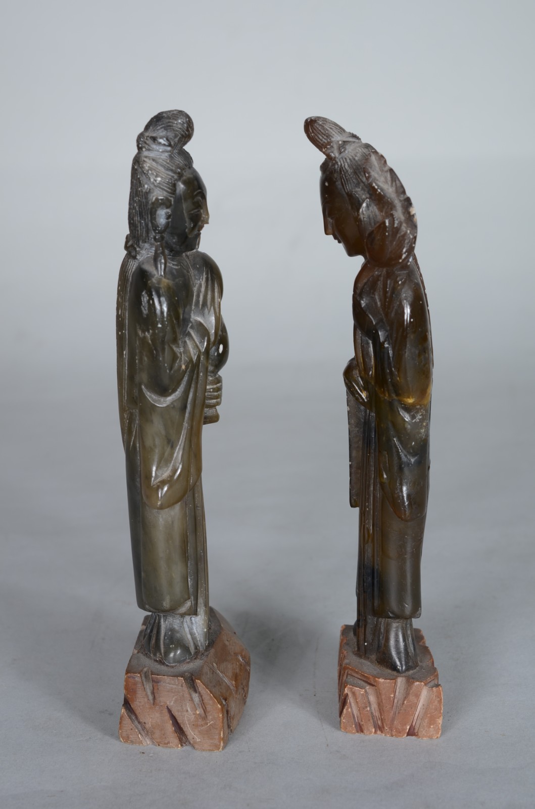Par de estatuetas de pedra dura representando Gueixas. Uma delas... - foto 6 de 9