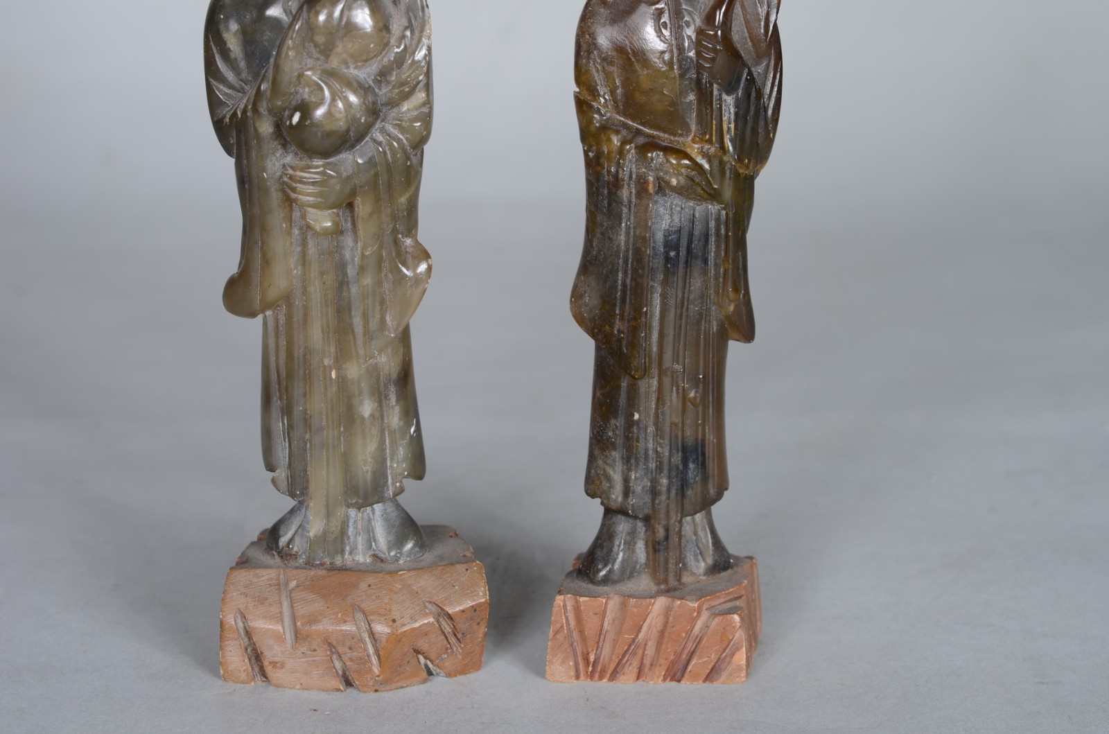 Par de estatuetas de pedra dura representando Gueixas. Uma delas... - foto 4 de 9