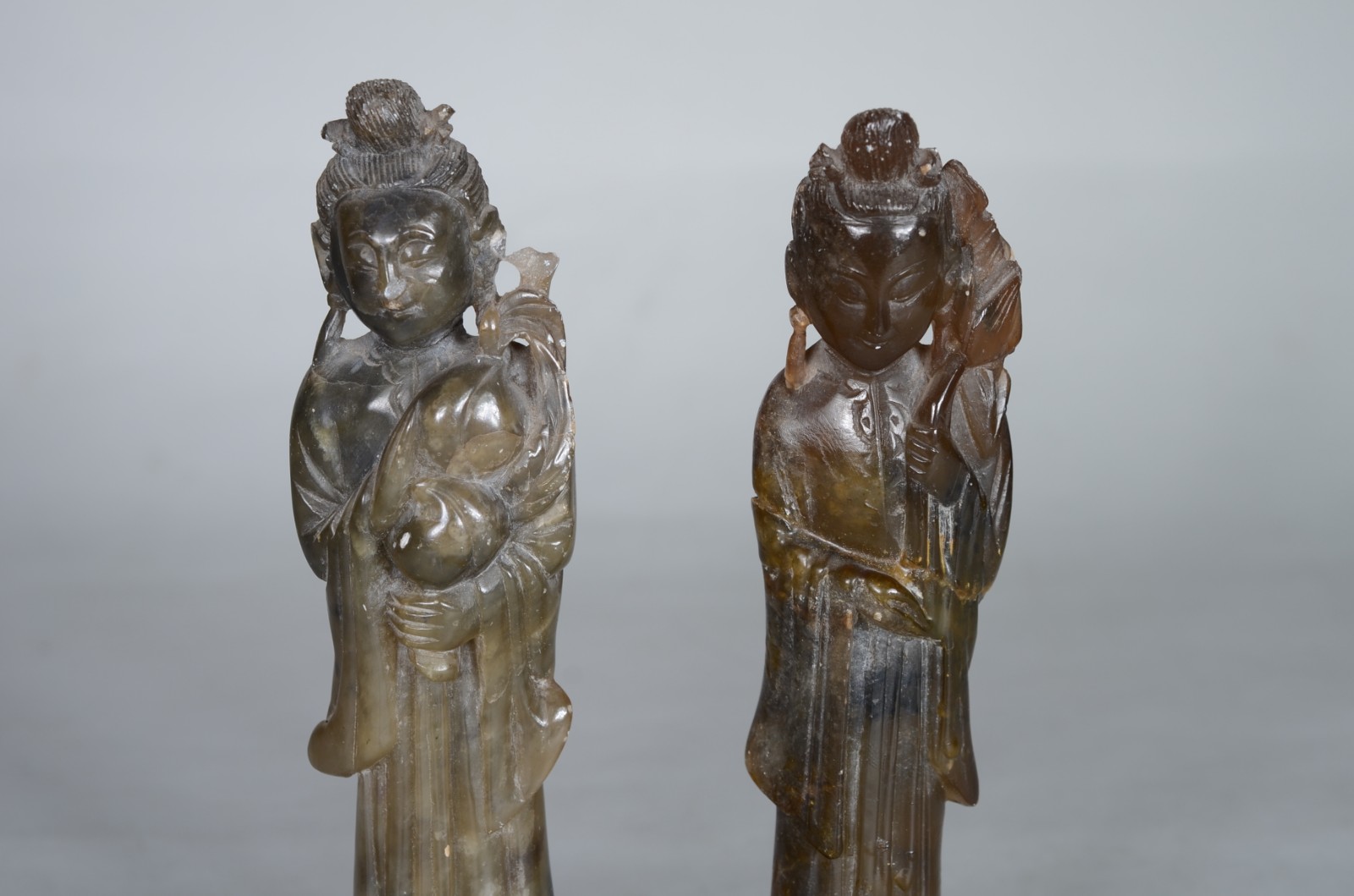 Par de estatuetas de pedra dura representando Gueixas. Uma delas... - foto 3 de 9