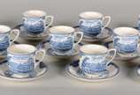 Conjunto com 12 xícaras de café com pires de fa... - Conjunto com 12 xícaras de café com pires de faiança inglesa Johnson Bros, decoradas com cenas em azul e branco.