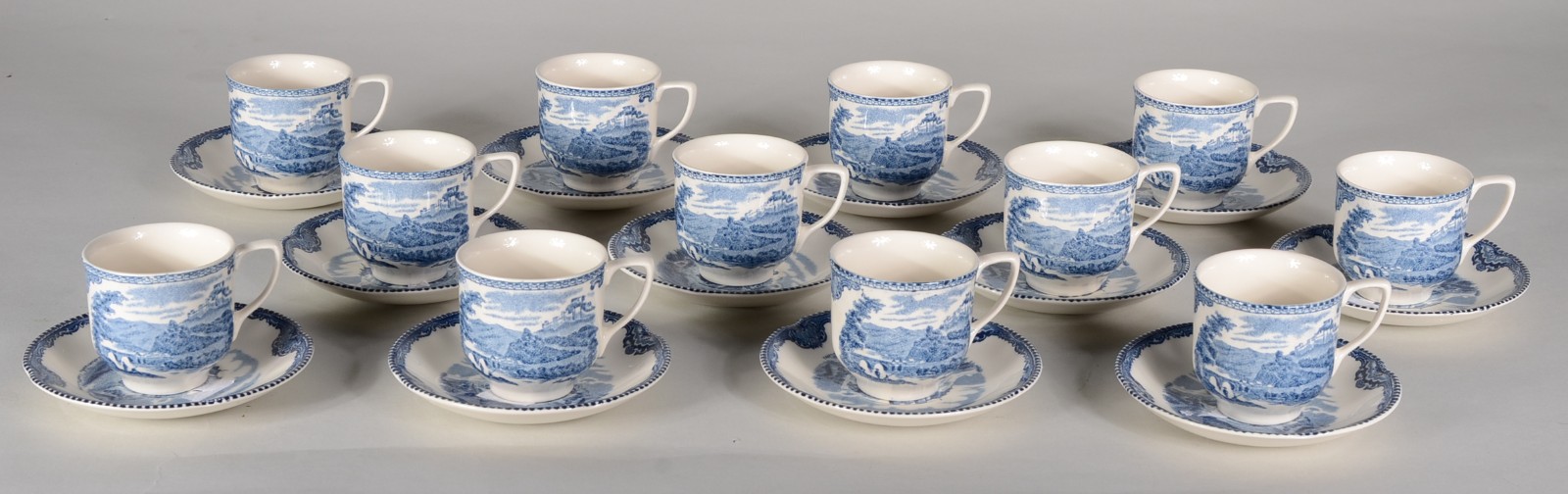 Conjunto com 12 xícaras de café com pires de faiança inglesa Johnson... - foto 1 de 6