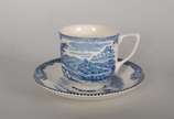 Conjunto com 12 xícaras de café com pires de fa... - Conjunto com 12 xícaras de café com pires de faiança inglesa Johnson Bros, decoradas com cenas em azul e branco.