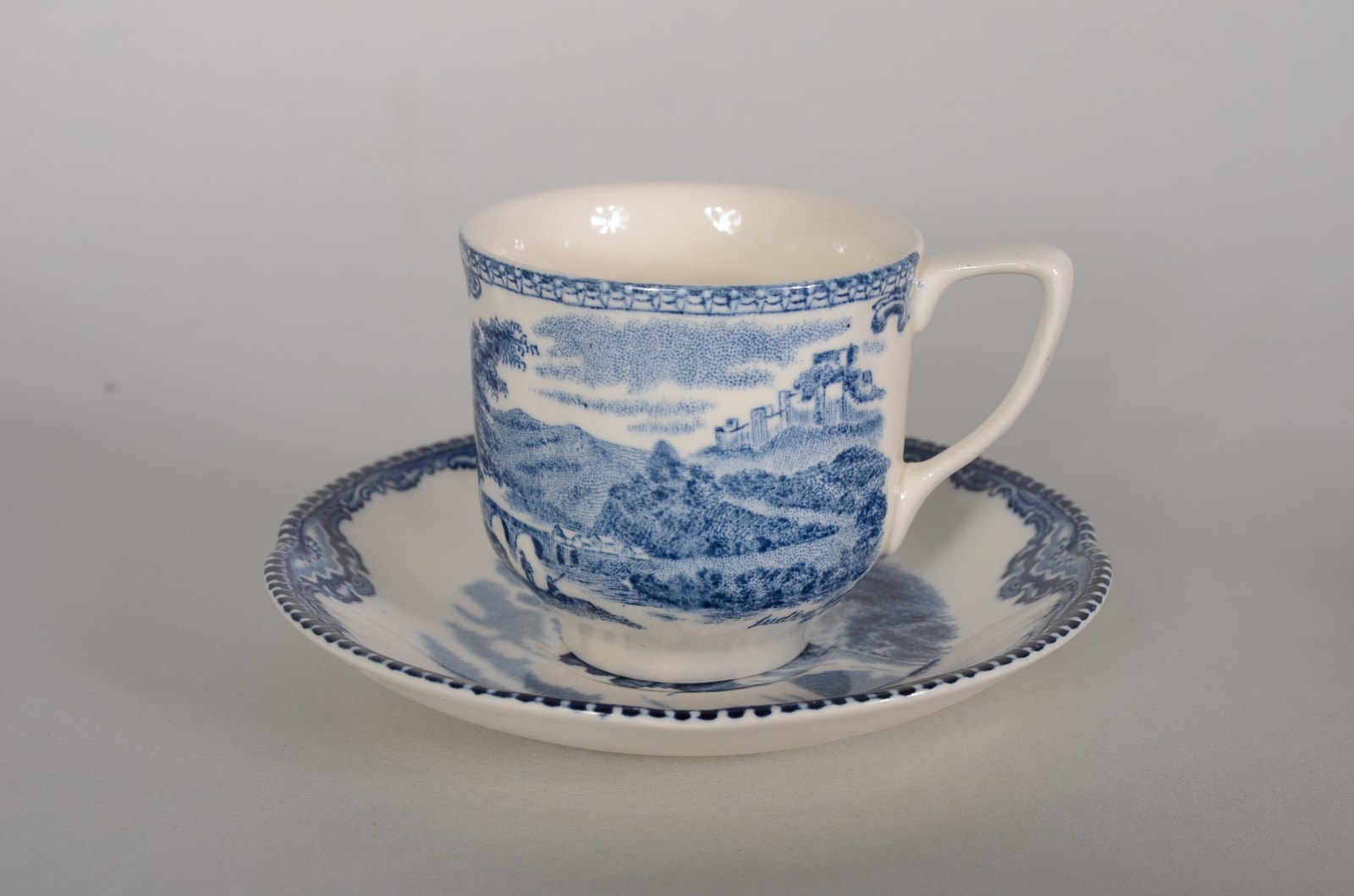Conjunto com 12 xícaras de café com pires de faiança inglesa Johnson... - foto 2 de 6