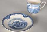 Conjunto com 12 xícaras de café com pires de fa... - Conjunto com 12 xícaras de café com pires de faiança inglesa Johnson Bros, decoradas com cenas em azul e branco.