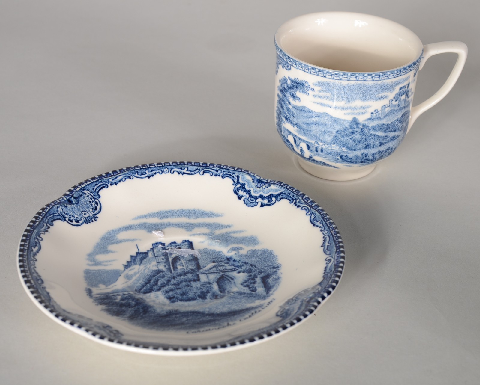 Conjunto com 12 xícaras de café com pires de faiança inglesa Johnson... - foto 3 de 6