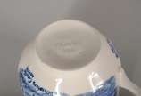 Conjunto com 12 xícaras de café com pires de fa... - Conjunto com 12 xícaras de café com pires de faiança inglesa Johnson Bros, decoradas com cenas em azul e branco.