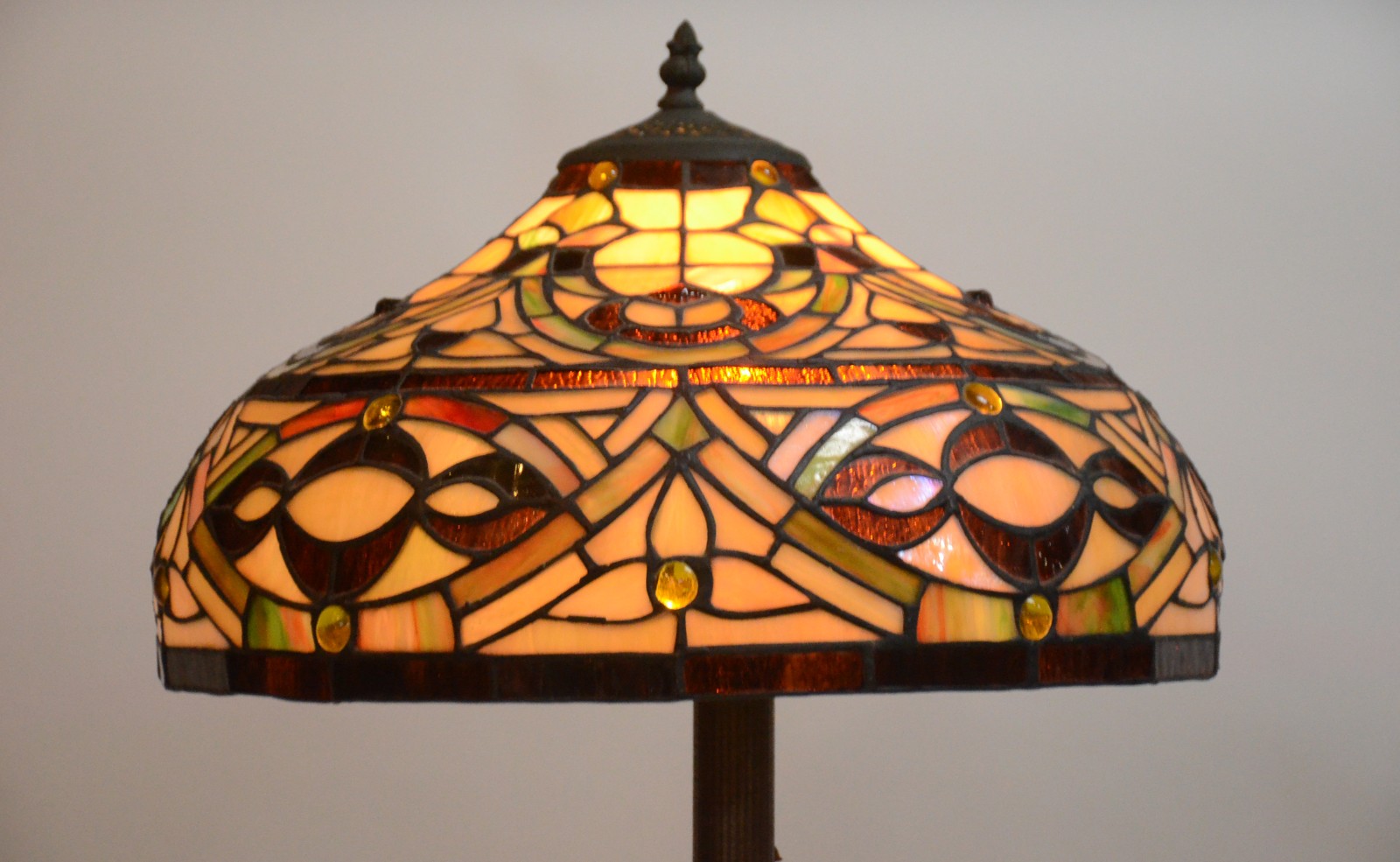 Abatjour de pé de metal com cúpula com placas de vidro multicor no... - foto 2 de 9