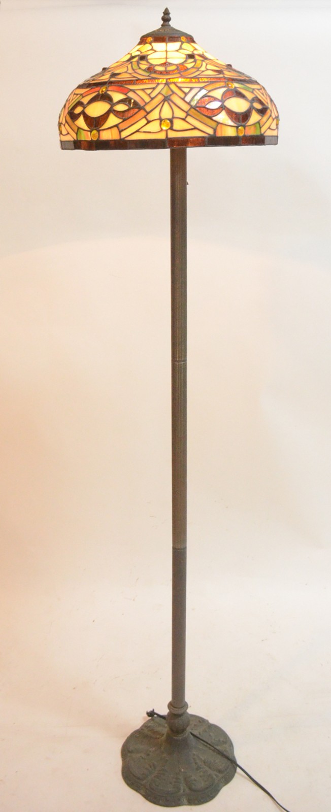 Abatjour de pé de metal com cúpula com placas de vidro multicor no... - foto 4 de 9