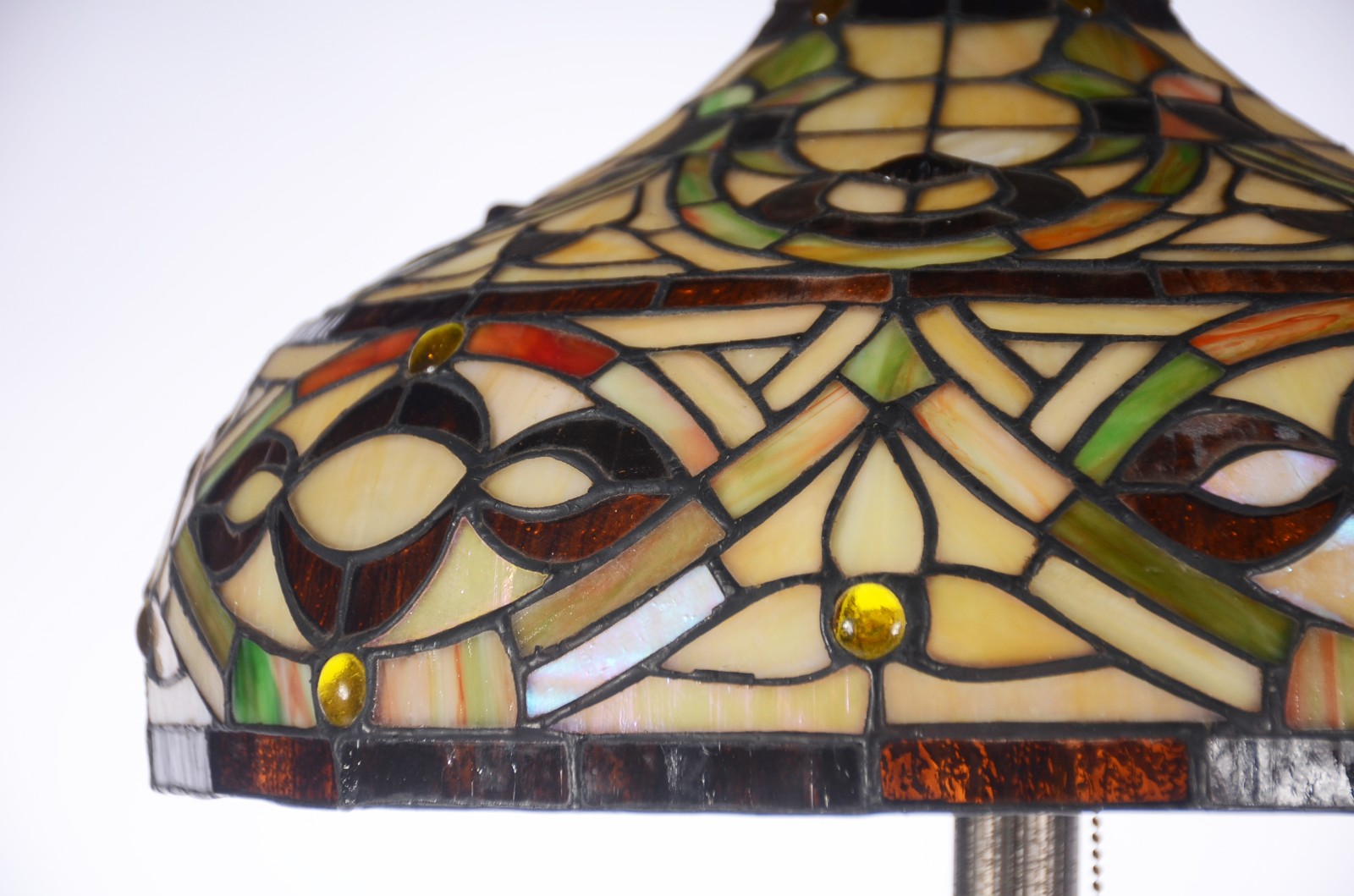 Abatjour de pé de metal com cúpula com placas de vidro multicor no... - foto 8 de 9
