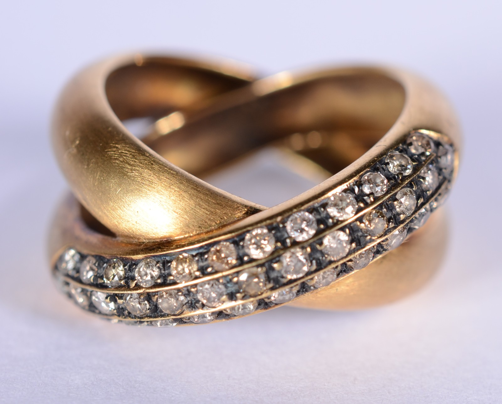Anel de ouro 18 k., aproximadamente 36 brilhantes, aro 16. . (Por... - foto 1 de 9