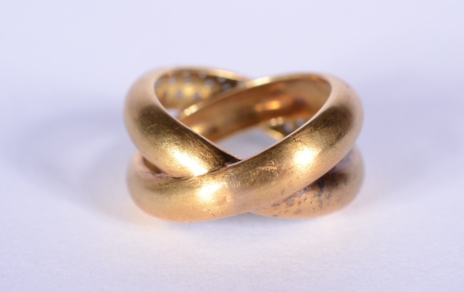 Anel de ouro 18 k., aproximadamente 36 brilhantes, aro 16. . (Por... - foto 3 de 9