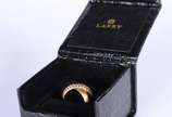 Anel de ouro 18 k., aproximadamente 36 brilhant... - Anel de ouro 18 k., aproximadamente 36 brilhantes, aro 16. . (Por motivos de segurança a peça não se encontra na loja).