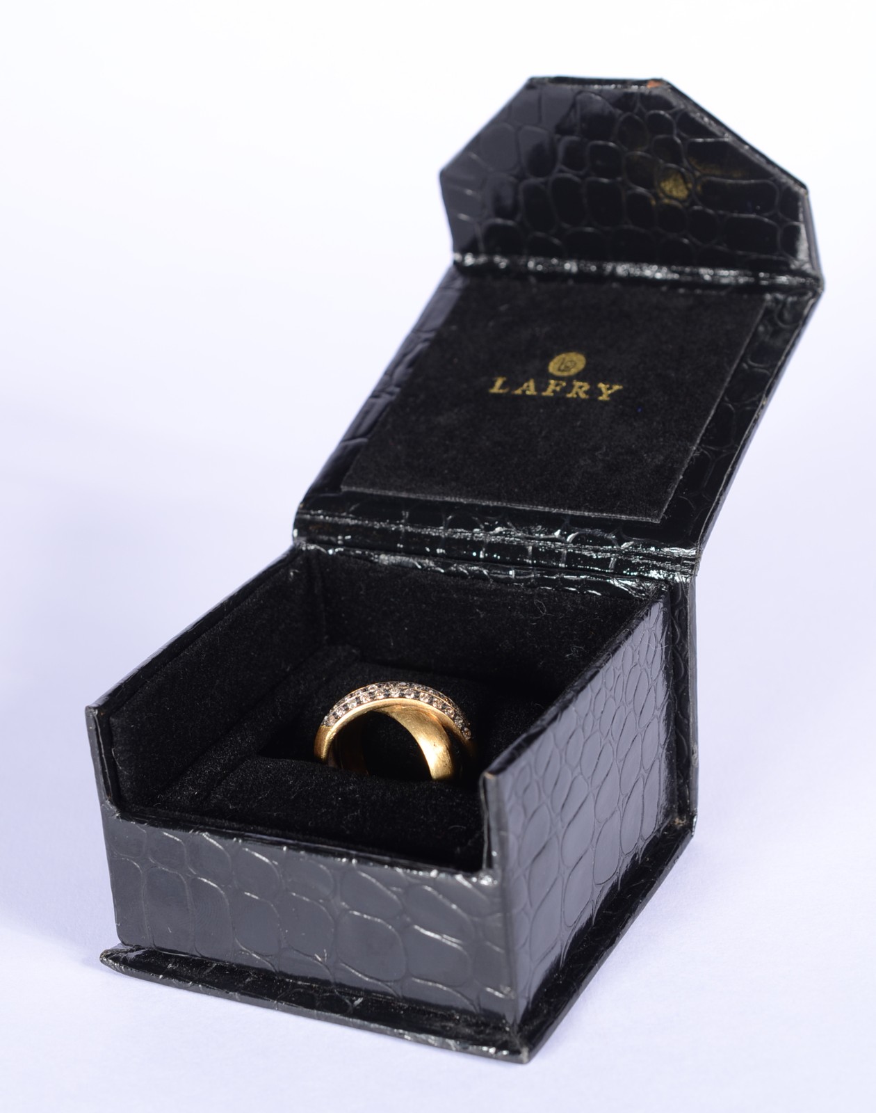 Anel de ouro 18 k., aproximadamente 36 brilhantes, aro 16. . (Por... - foto 5 de 9