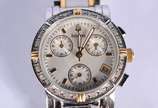 Bulova (1875),  - Relógio feminino de aço com 16 diamantes, á quartz com cronógrafo. No estojo e acompanha certificado.