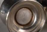 Diversas peças de metal prateado, sendo: 12 des... - Diversas peças de metal prateado, sendo: 12 descansos para talher, 4 descansos (outro modelo); pequeno samovar, 2 pegadores verdes e 2 saleiros....