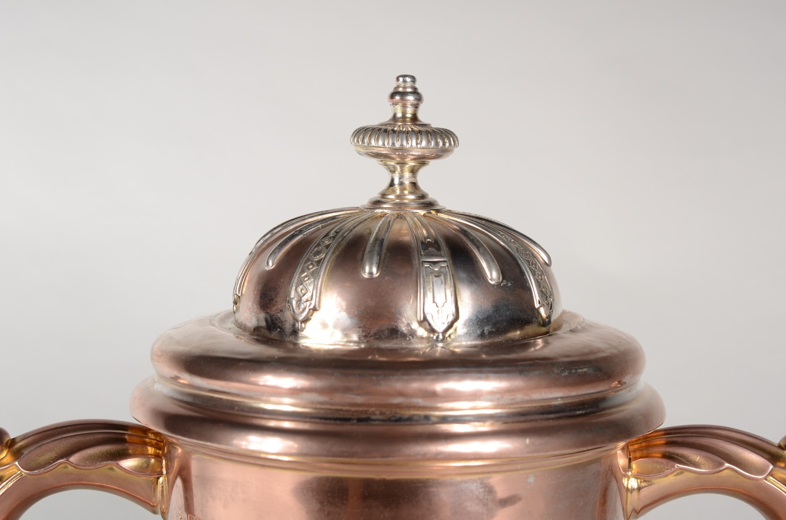 Ânfora de prata inglesa com vermeil, contraste leão passante, base em... - foto 3 de 8
