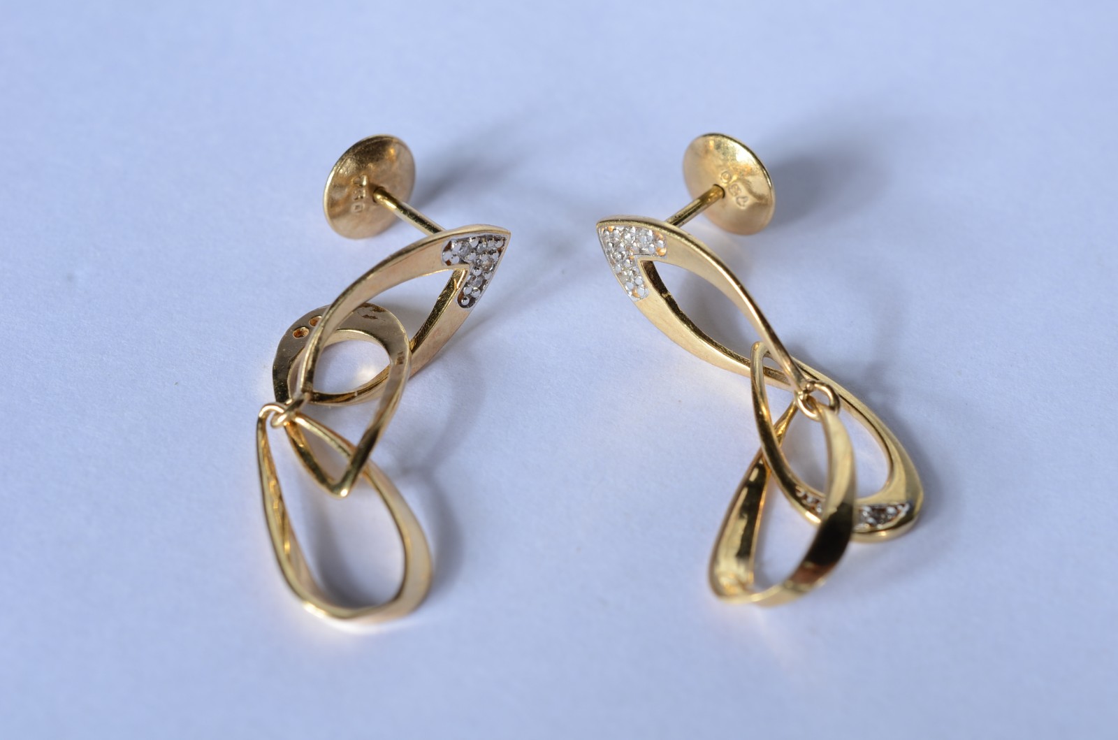 Par de brincos de ouro 18 k., na forma de cascata com mini... - foto 2 de 8