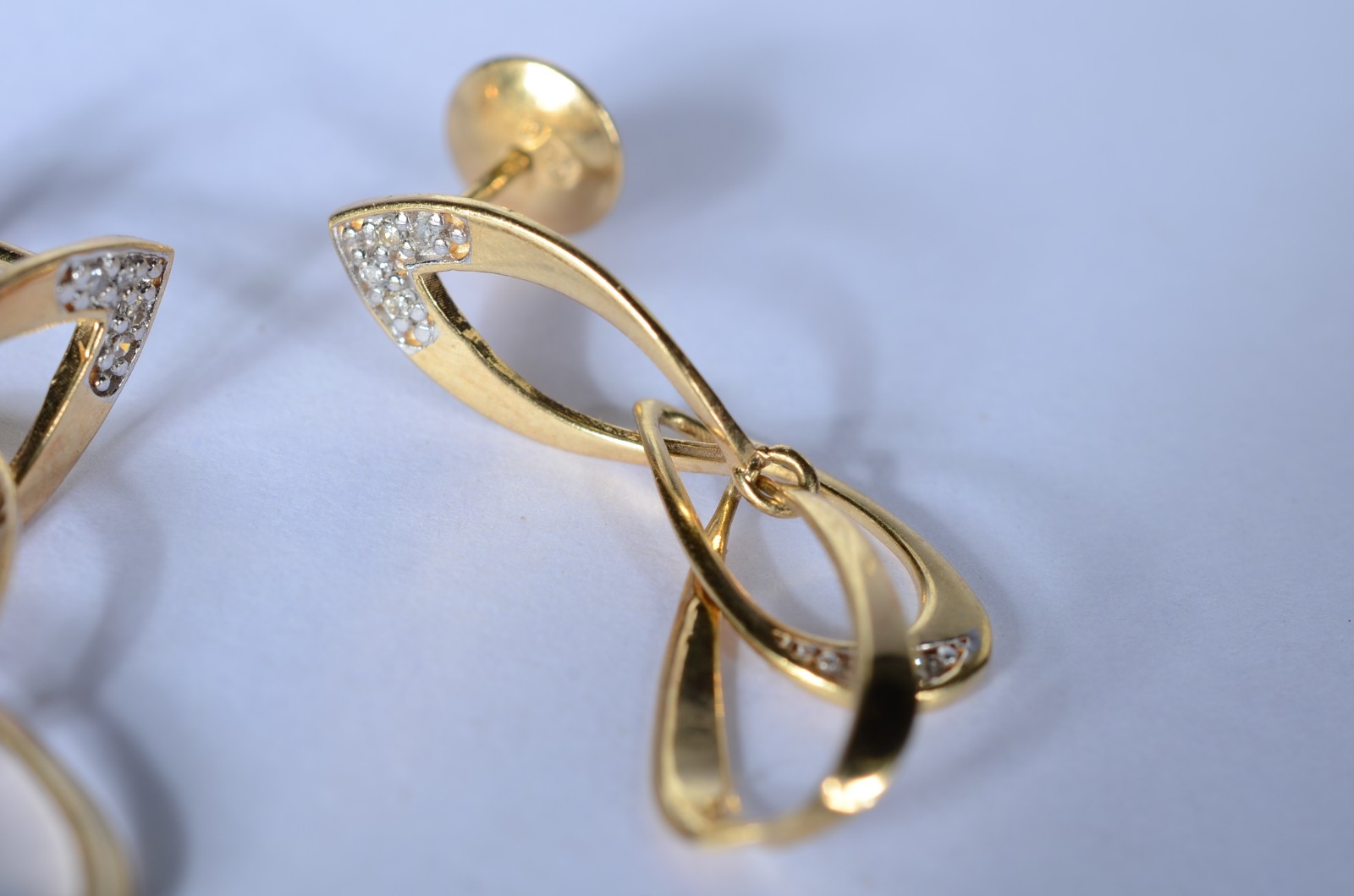 Par de brincos de ouro 18 k., na forma de cascata com mini... - foto 6 de 8