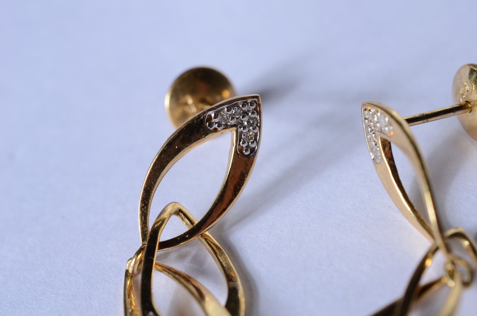 Par de brincos de ouro 18 k., na forma de cascata com mini... - foto 7 de 8
