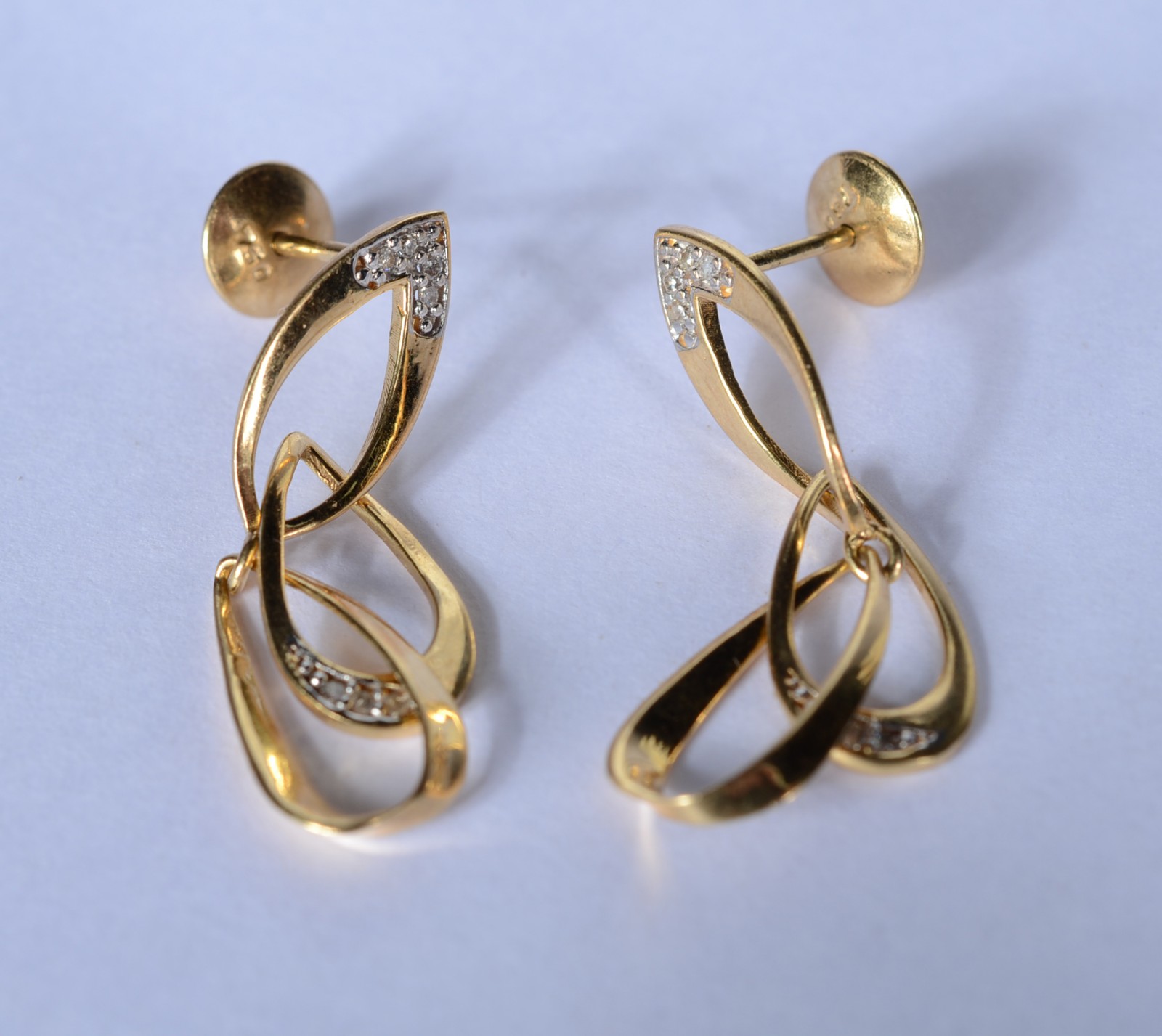 Par de brincos de ouro 18 k., na forma de cascata com mini... - foto 1 de 8