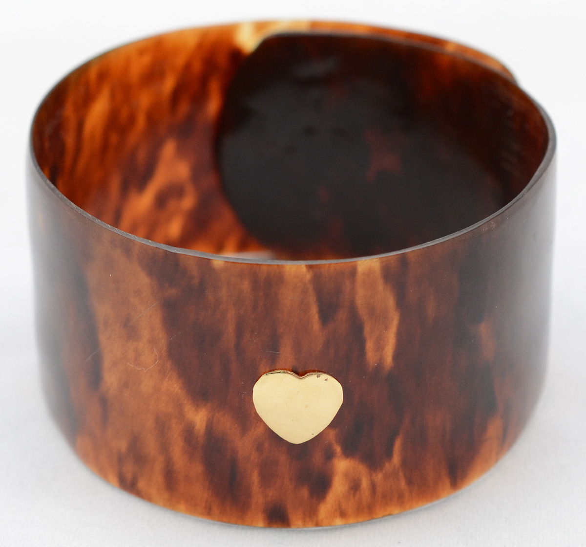 Pulseira em casco de tartaruga, com coração em ouro 18 k. Diâmetro 6...