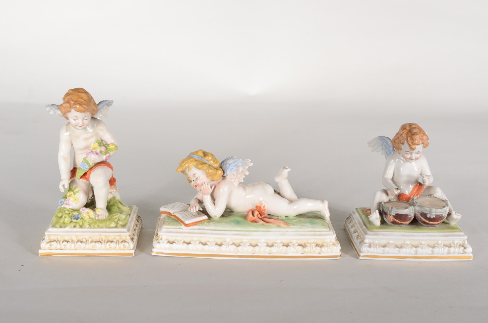 Três anjos de porcelana italiana Capo di Monti. Um deles com asa... - foto 1 de 11