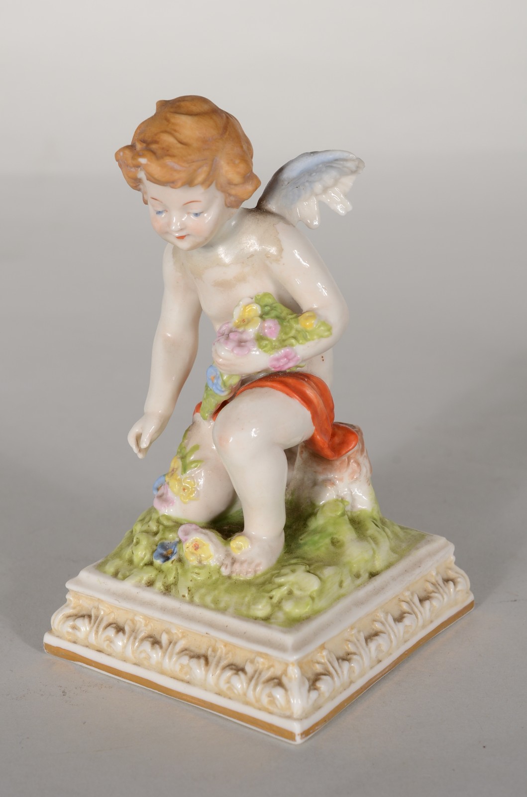Três anjos de porcelana italiana Capo di Monti. Um deles com asa... - foto 2 de 11