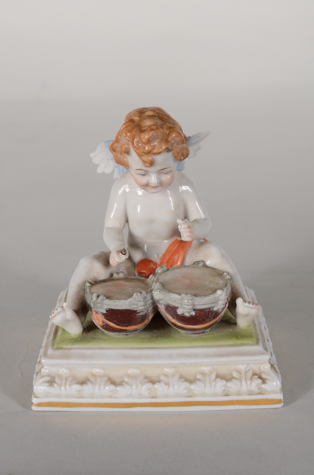 Três anjos de porcelana italiana Capo di Monti. Um deles com asa... - foto 3 de 11