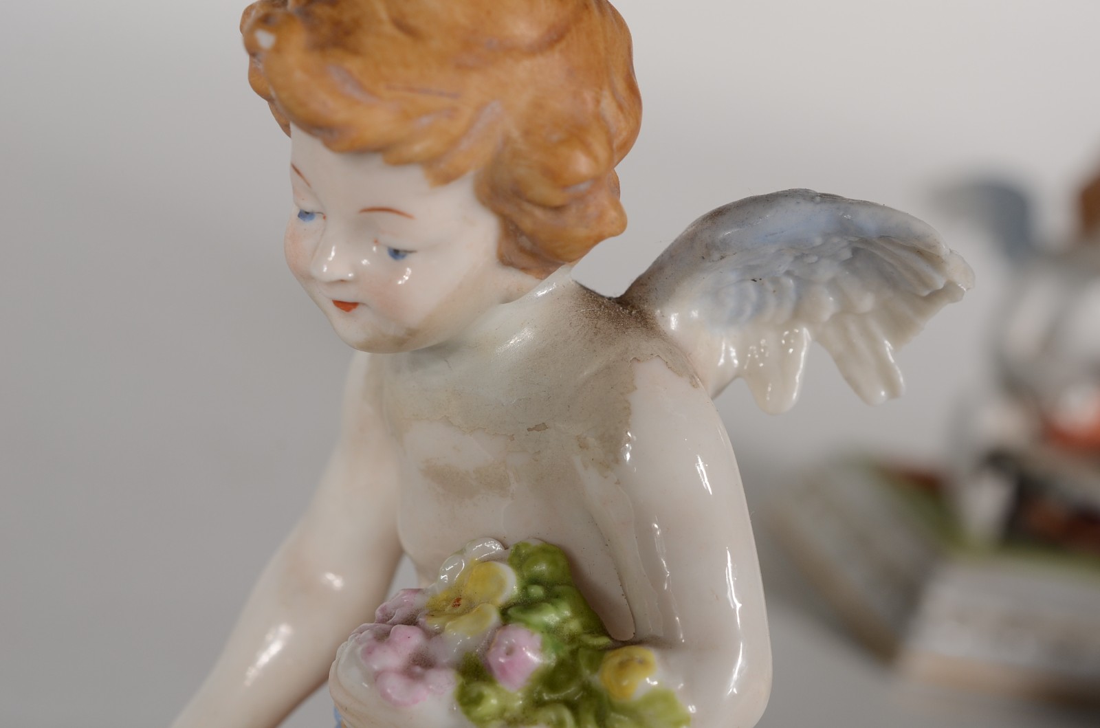 Três anjos de porcelana italiana Capo di Monti. Um deles com asa... - foto 4 de 11