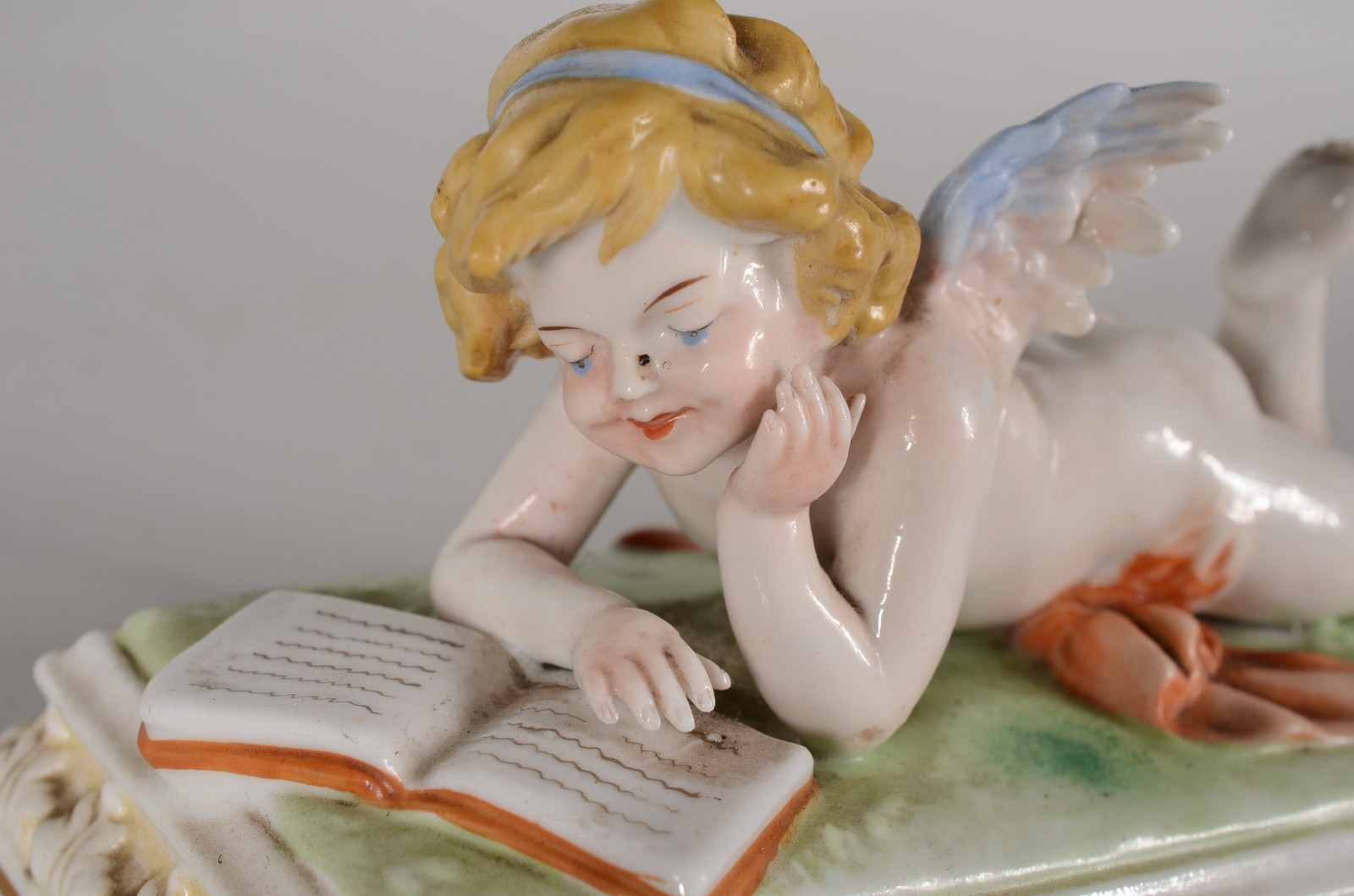 Três anjos de porcelana italiana Capo di Monti. Um deles com asa... - foto 5 de 11