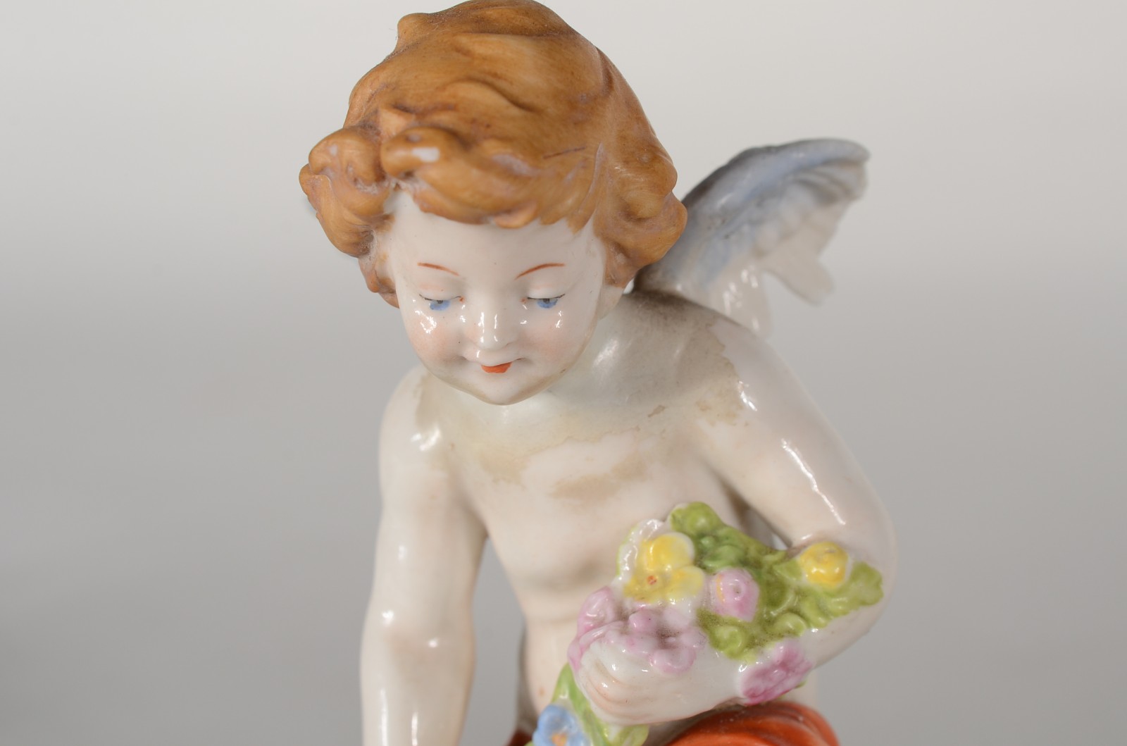 Três anjos de porcelana italiana Capo di Monti. Um deles com asa... - foto 6 de 11