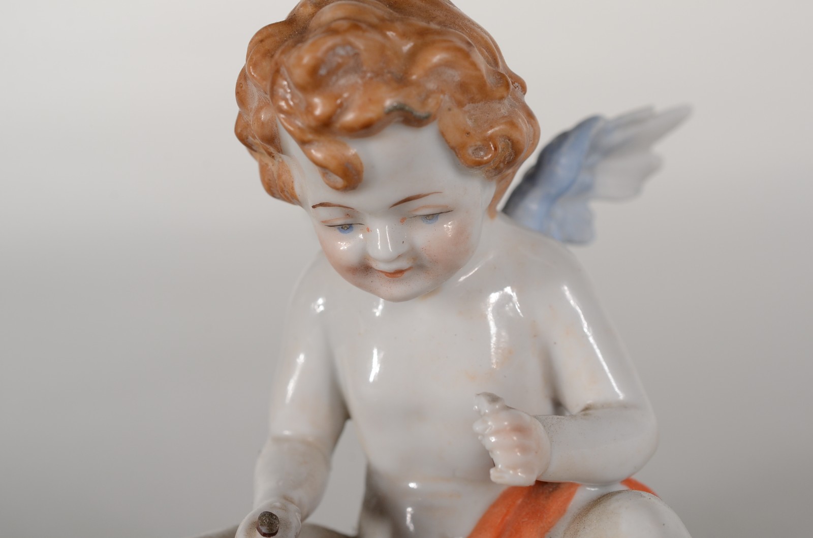 Três anjos de porcelana italiana Capo di Monti. Um deles com asa... - foto 7 de 11