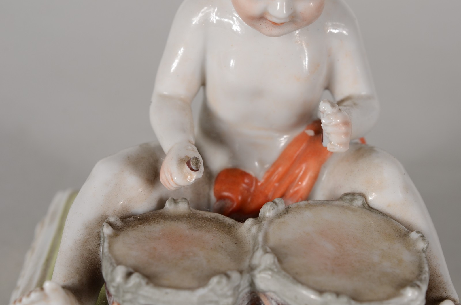 Três anjos de porcelana italiana Capo di Monti. Um deles com asa... - foto 8 de 11