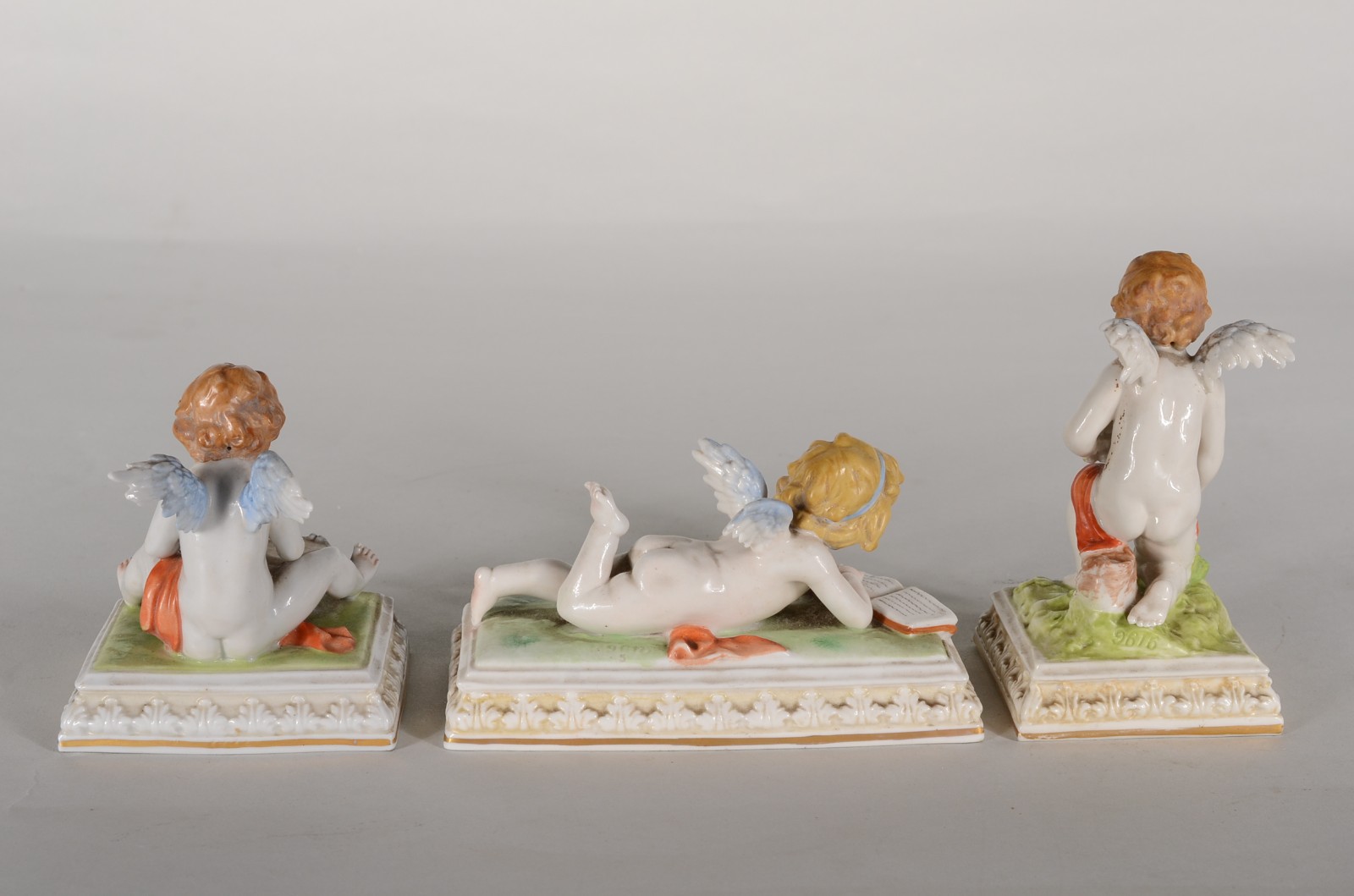 Três anjos de porcelana italiana Capo di Monti. Um deles com asa... - foto 9 de 11