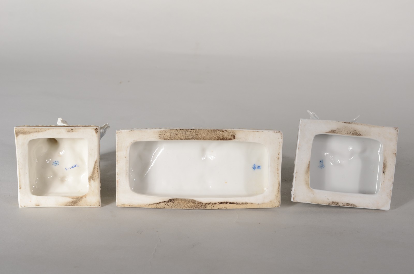 Três anjos de porcelana italiana Capo di Monti. Um deles com asa... - foto 10 de 11
