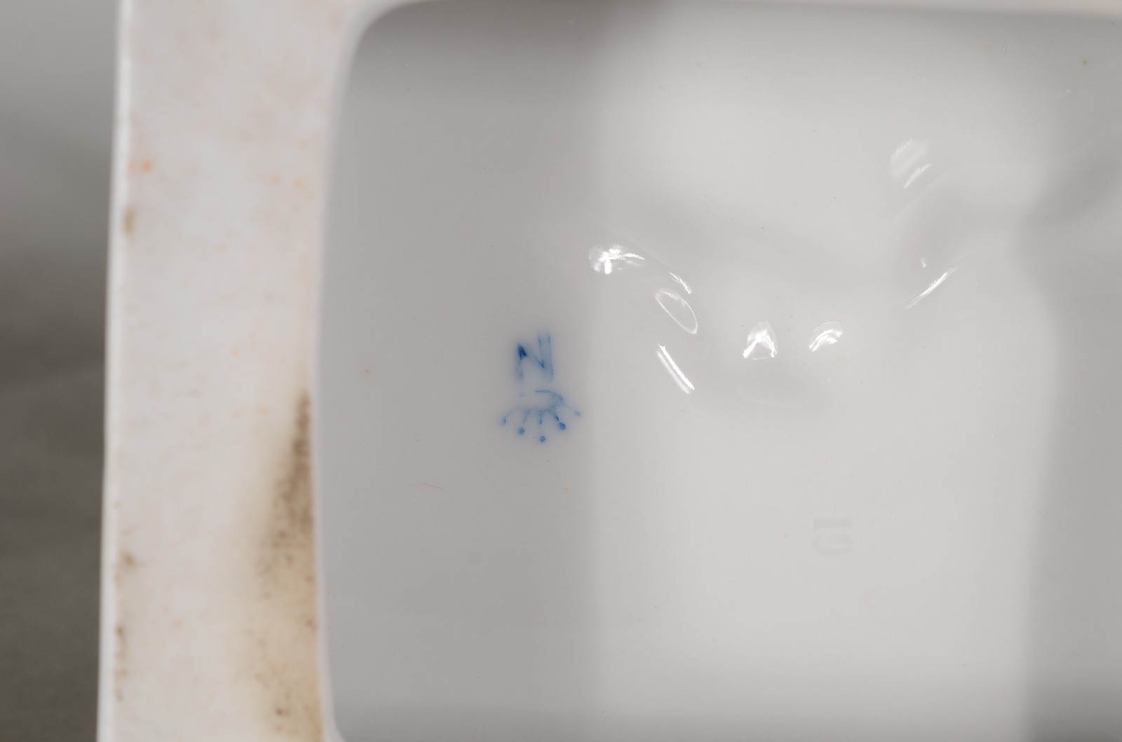 Três anjos de porcelana italiana Capo di Monti. Um deles com asa... - foto 11 de 11