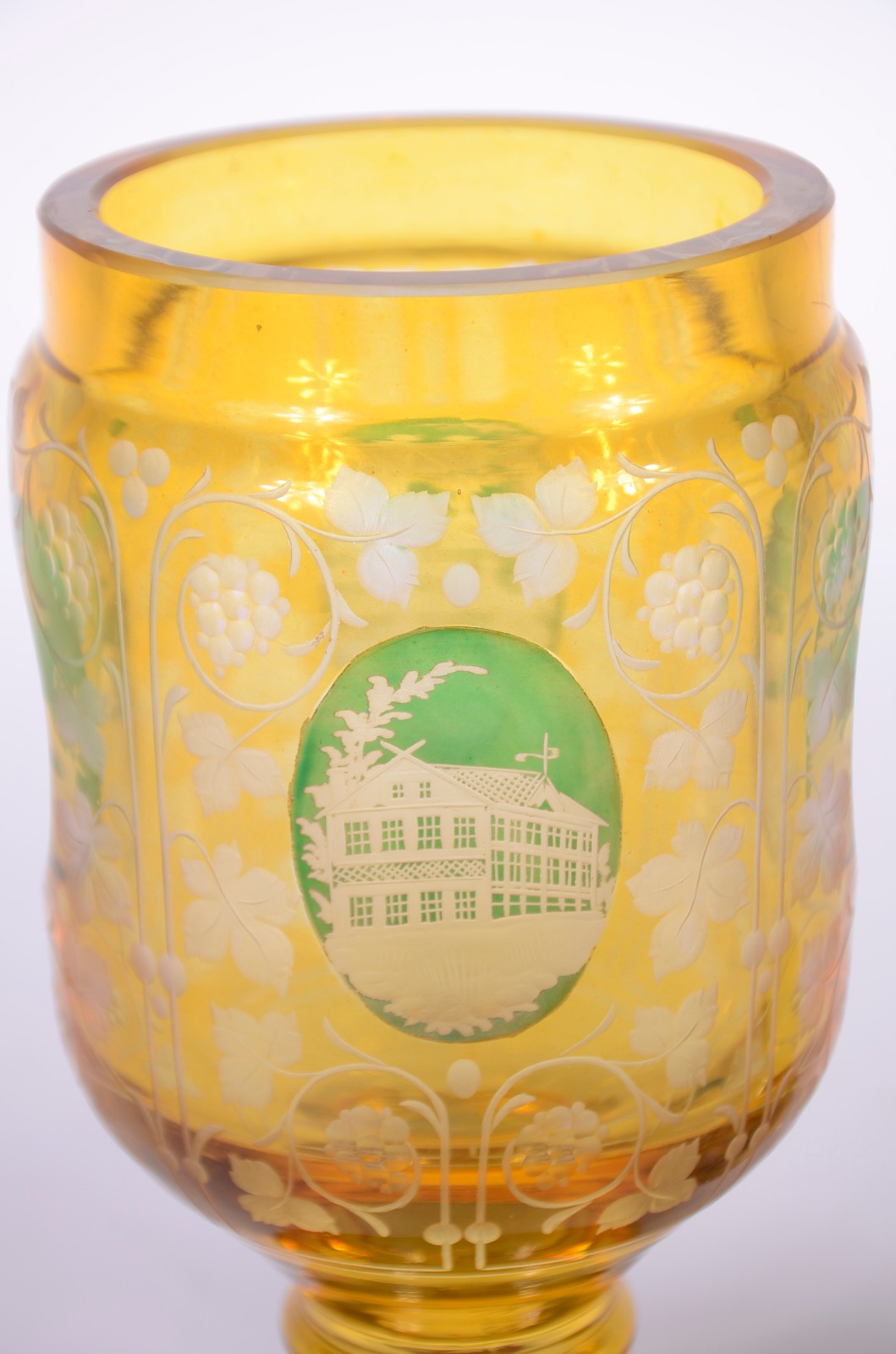 Bomboniere de cristal doublé amarelo com reservas lavradas decoradas... - foto 4 de 9