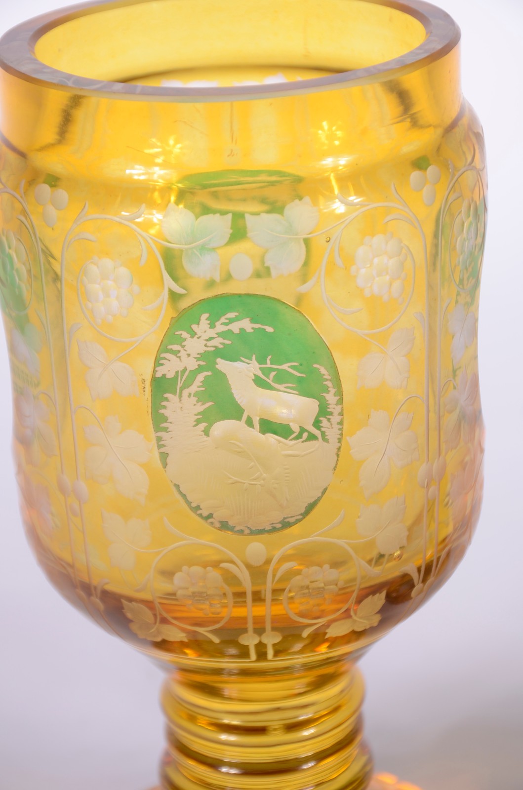 Bomboniere de cristal doublé amarelo com reservas lavradas decoradas... - foto 3 de 9