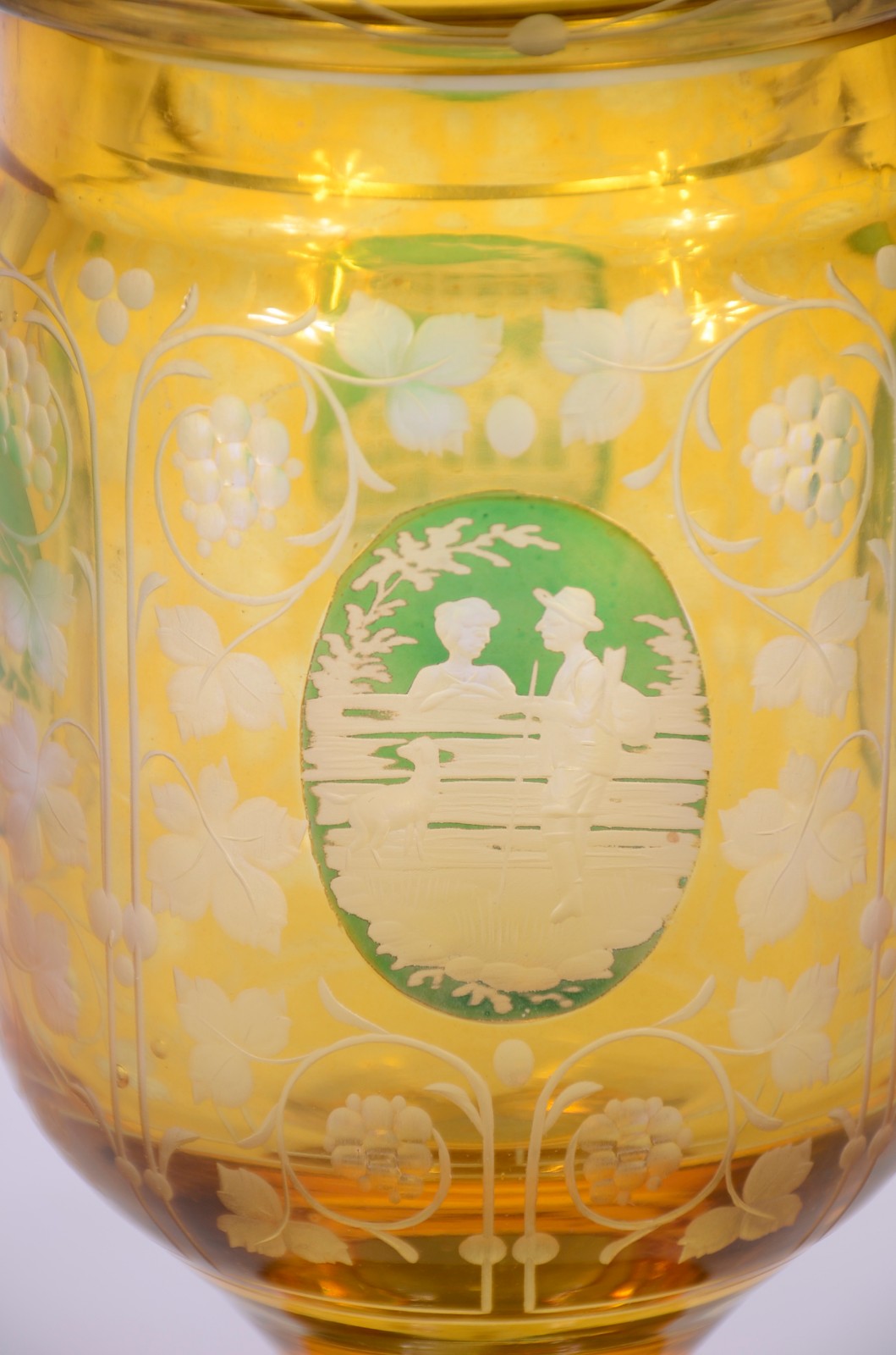 Bomboniere de cristal doublé amarelo com reservas lavradas decoradas... - foto 2 de 9