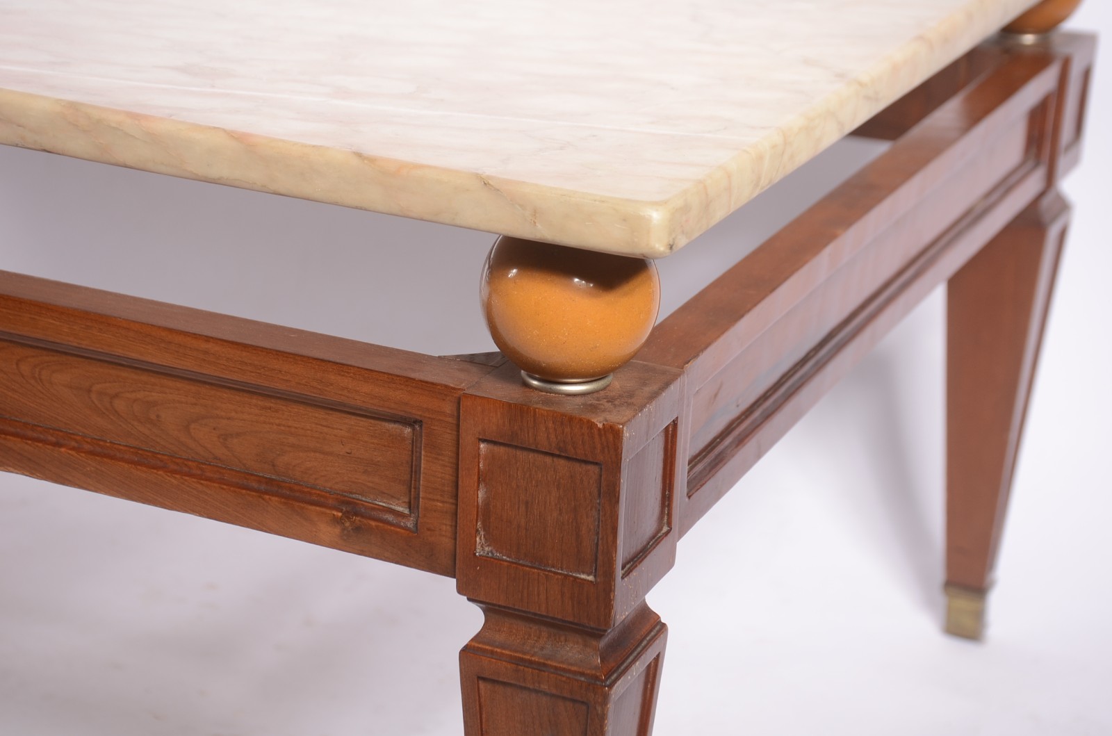Mesa de centro com base de madeira nobre, tampo de mármore bege... - foto 5 de 6