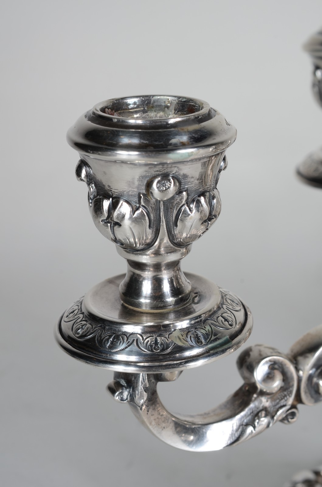 Par de candelabros de prata contrastada para 3 velas cada, pés em... - foto 6 de 10